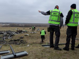 Бойовики вимагають забрати уламки збитого на Донбасі літака