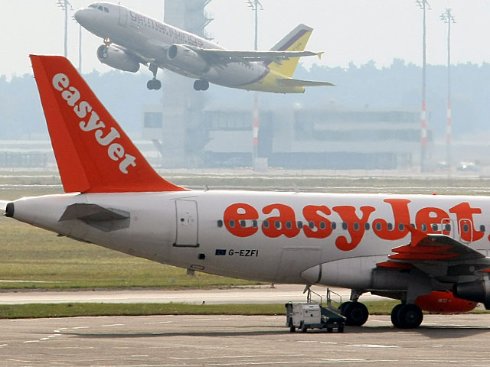 Самолет авиакомпании EasyJet поврежден молнией
