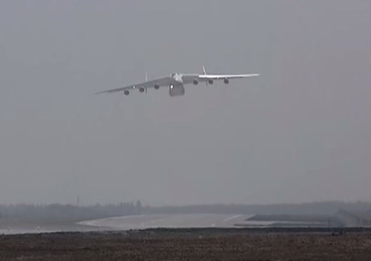 Как в Донецком аэропорту садился самый большой в мире самолет (видео)