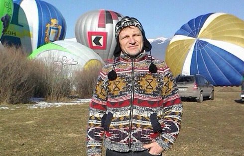 Скрипка на воздушном шаре улетел в небо Болгарии с флагом Украины
