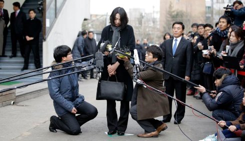 Дочь главы Korean Air судят из-за скандала с орешками
