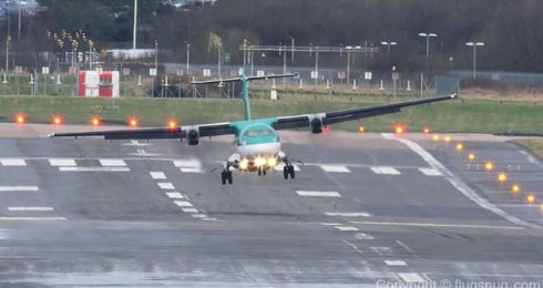Пилот сажает самолет в экстремальных условиях (видео)