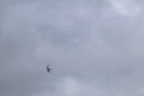 В небе НЛО устроили гонки с вертолетом (ВИДЕО)