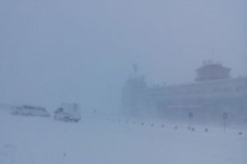 Во Владивостоке из-за циклона вынужденно сел самолёт