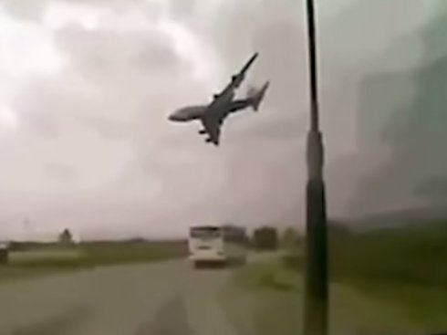 Жуткое крушение: рухнул самолет, перегруженный танками (ВИДЕО)