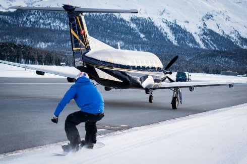 Сноубордист-сорвиголова проехался на бешеной скорости, зацепившись за самолет