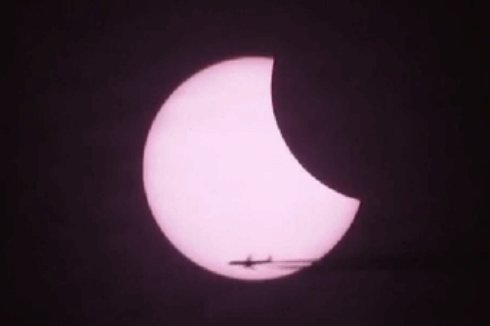 Самолет эффектно пролетел на фоне солнечного затмения