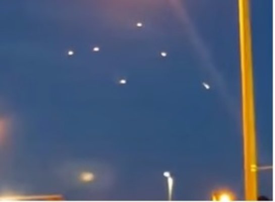 Новое видео НЛО: в США полицейский заснял целую флотилию «летающий тарелок», зависших в вечернем небе