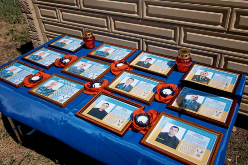 На Донбассе почтили память военных, которые погибли в небе над Славянском