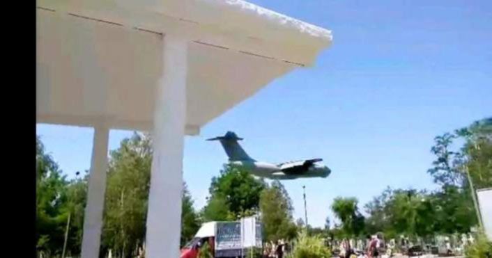 В Мелитополе в память о погибших на минимальной высоте пролетел Ил-76