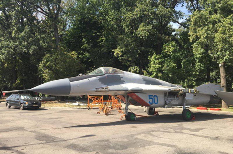 В центре Харькова «припарковали» военный самолет