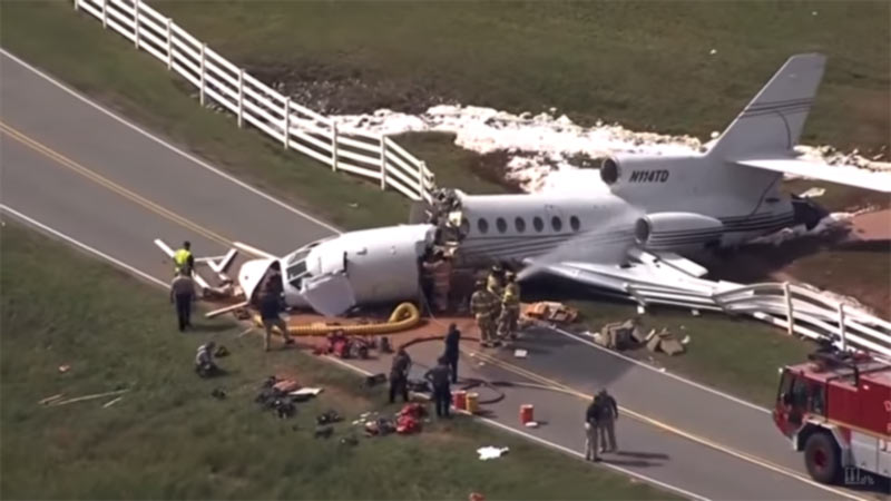 В США самолет при посадке распался на две части. Видео.