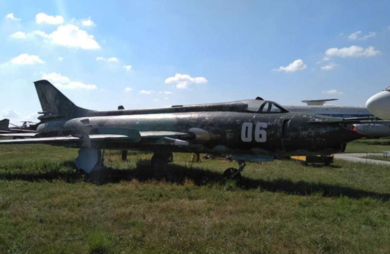 В музее авиации завершают раскраску Су-20