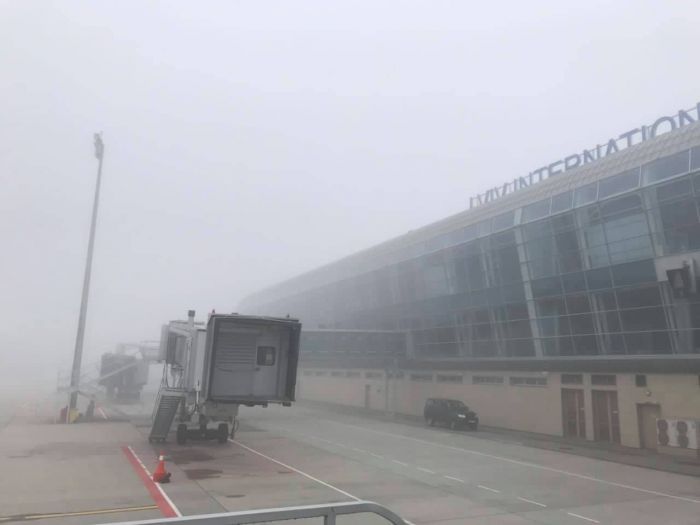 В аэропорту Львов не смогли сесть два самолета из-за плохой погоды