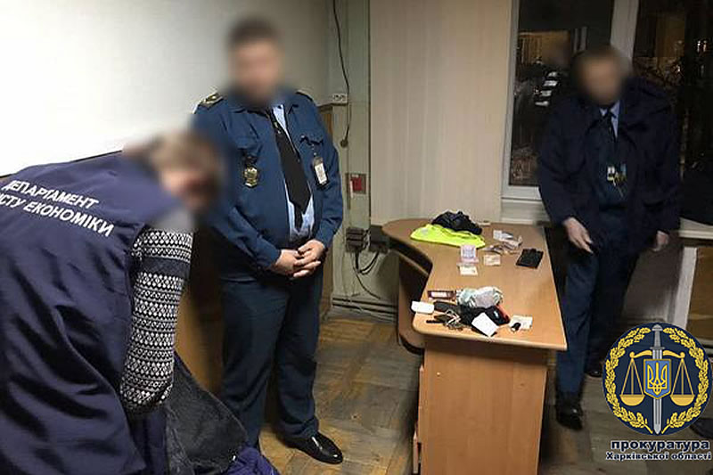 В Харьковском аэропорту задержали таможенника