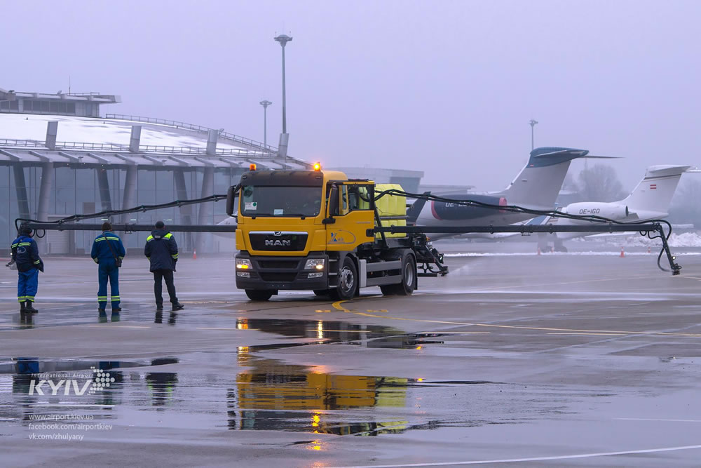 Аэропорт "Киев" показал свою новую технику