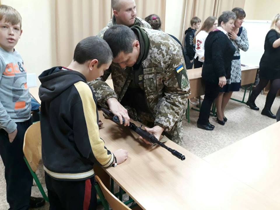 Военнослужащие ВК «Юг» посетили детскую школу-интернат в Сватово