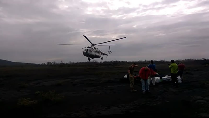 Украинские вертолетчики помогли вулканологам
