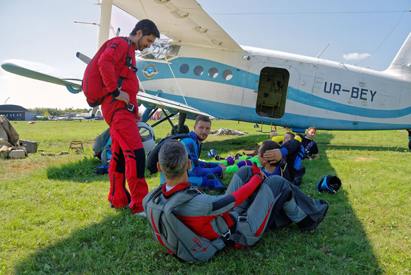Харьковский аэроклуб открывает сезон прыжками с парашютом
