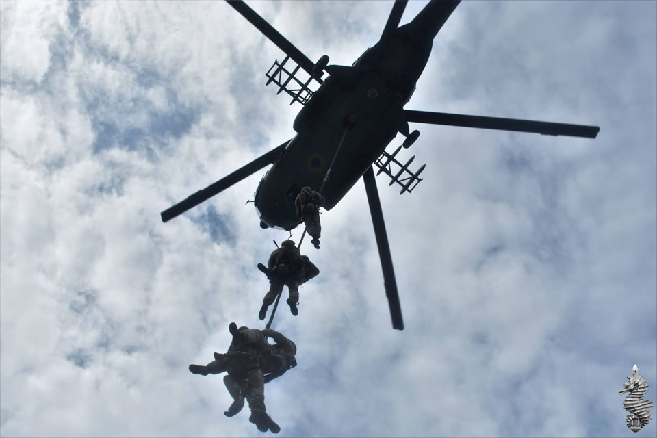В 73 морском центре СпН отработали высадку с вертолета