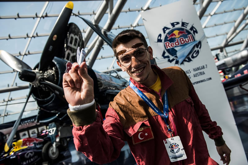 МАУ проспонсирует соревнования Red Bull Paper Wings в Украине