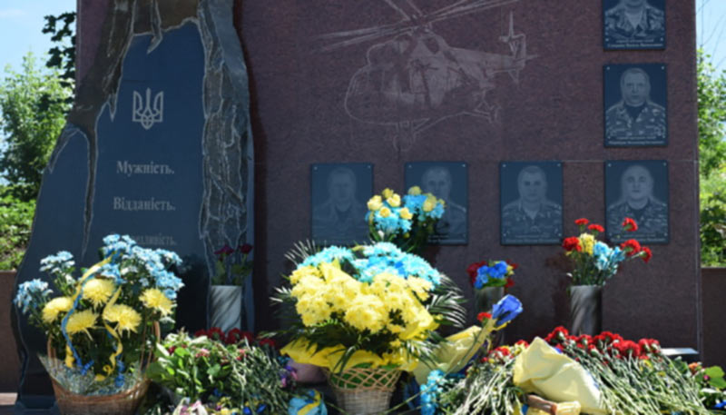 В Донецкой области почтили память погибших в сбитом в 2014 году вертолете МИ-8