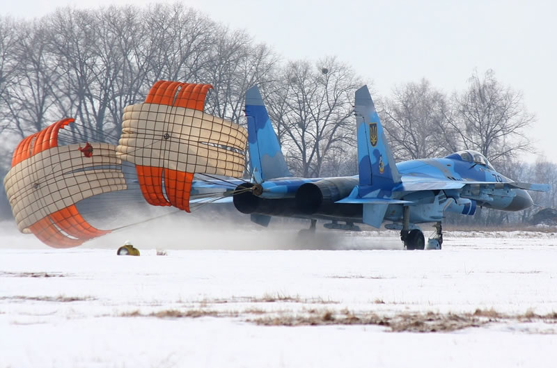 Украинское предприятие  наладило производство тормозных парашютов для фронтовой авиации