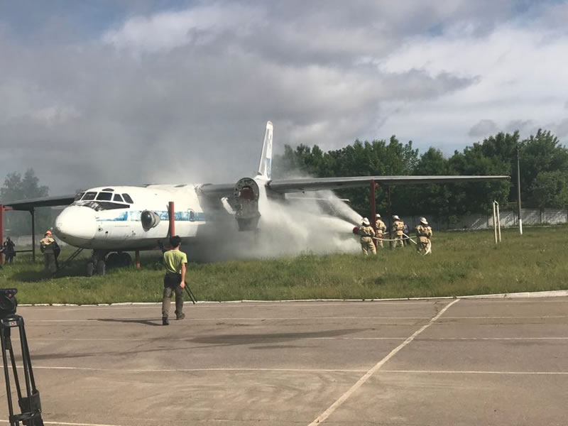 В Харькове будущие спасатели тушили самолет