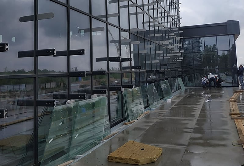 В новом терминале Запорожья стеклят фасад
