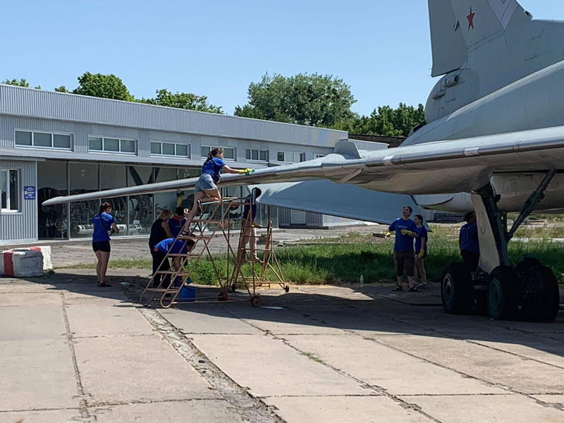 Волонтеры помыли Ту-22М в Музее авиации