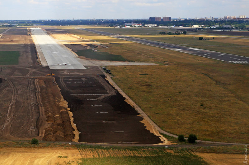 Укладка новой взлетно-посадочной полосы одесского аэропорта завершена