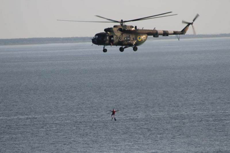 Экипажи вертолетов Ми-8 провели тренировку над водной поверхностью