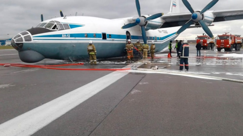 В России Ан-12 аварийно сел «на брюхо»