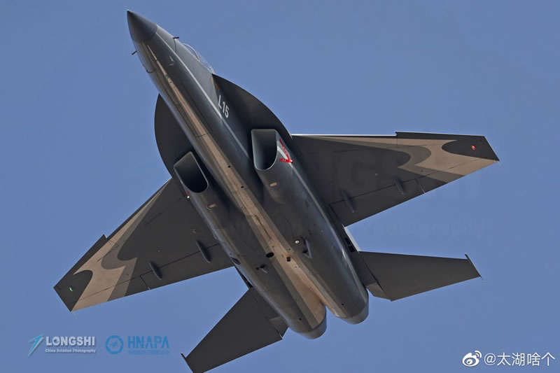 Китай показал новый L-15B с украинскими двигателями
