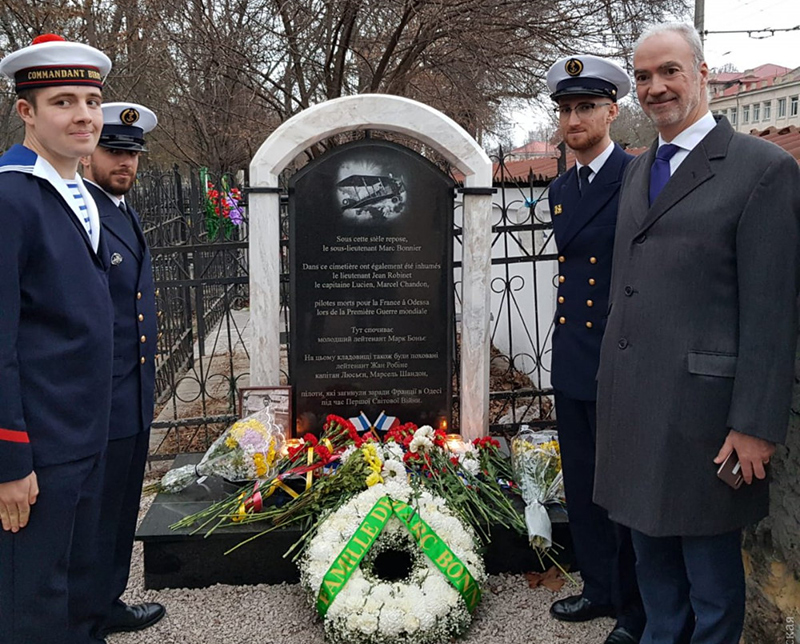 Французским авиаторам, погибшим в Одессе, установили памятник