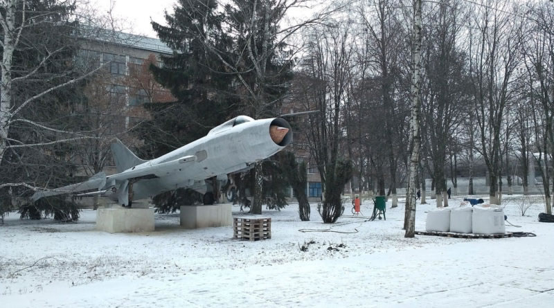 В ХАИ восстанавливают памятник Су-7Б