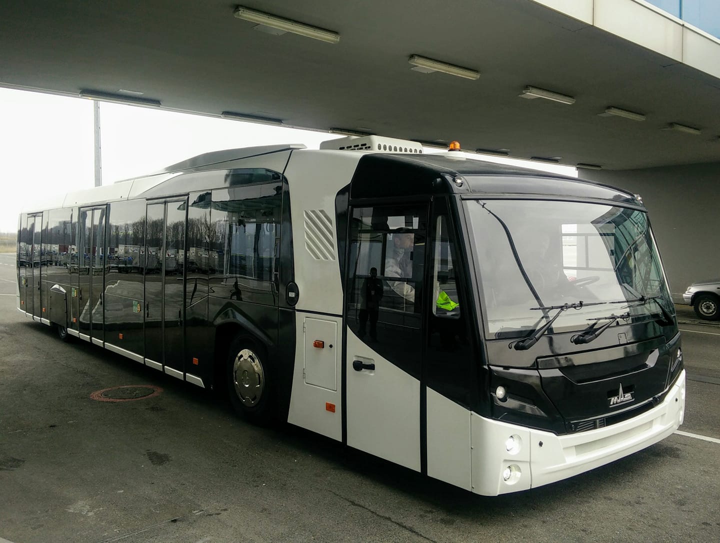 В Борисполе показали новый перонный автобус МАЗ 271