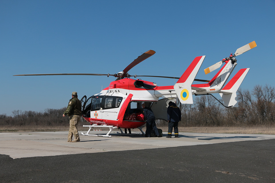 Вертолет спасателей ЕС-145 доставил роженицу в столицу