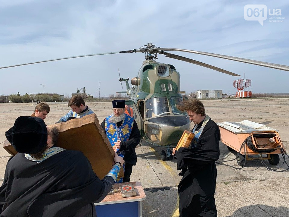 В Запорожье священники атаковали вирус с вертолета