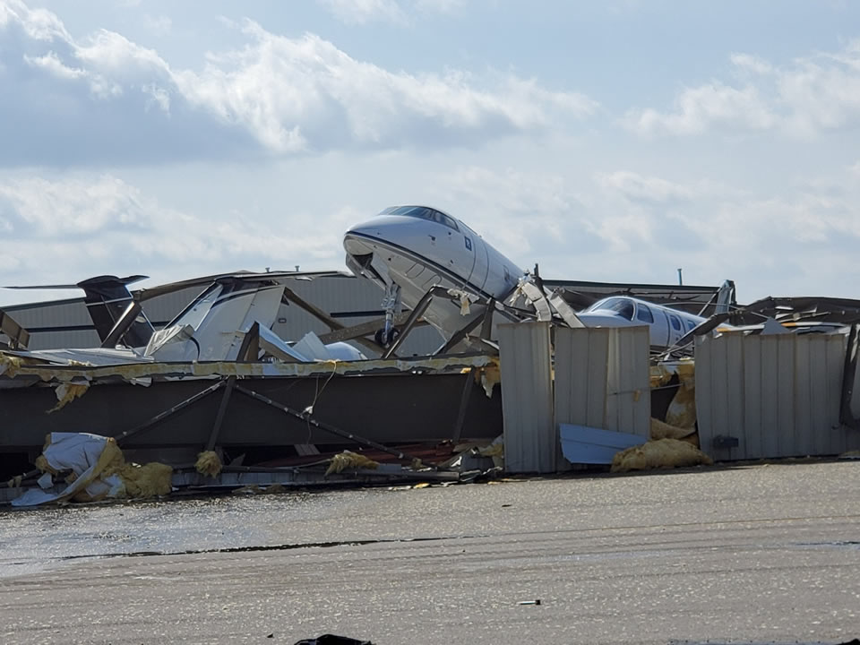 Торнадо разрушил аэропорт в Теннесси