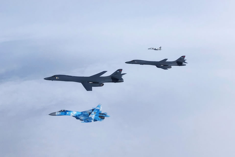 B-1B, которых прикрывали МиГ-29 и Су-27 ВС, тренировались уничтожать корабли РФ