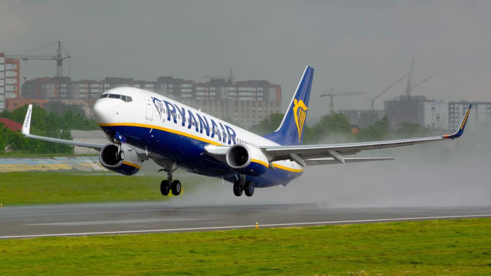 Ryanair возобновил рейсы в Украину