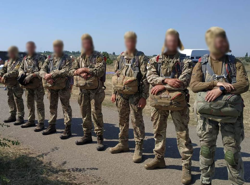 Винницкое антитеррористическое подразделение выполнило программу парашютно-десантной подготовки