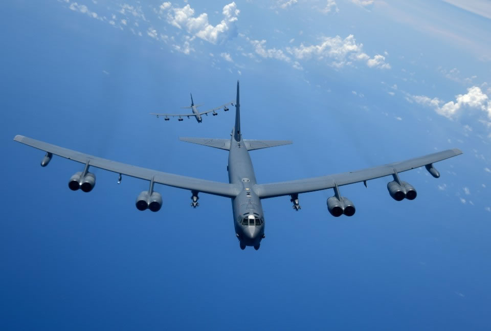 Два стратегических бомбардировщика B-52 США летят над Украиной