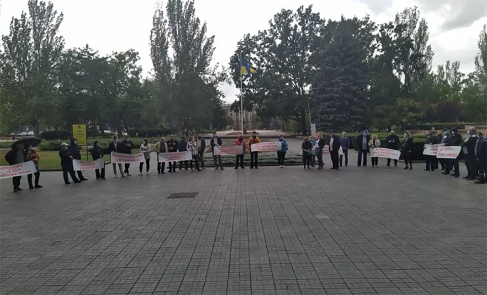 Работники аэропорта Николаев пикетируют сессию облсовета