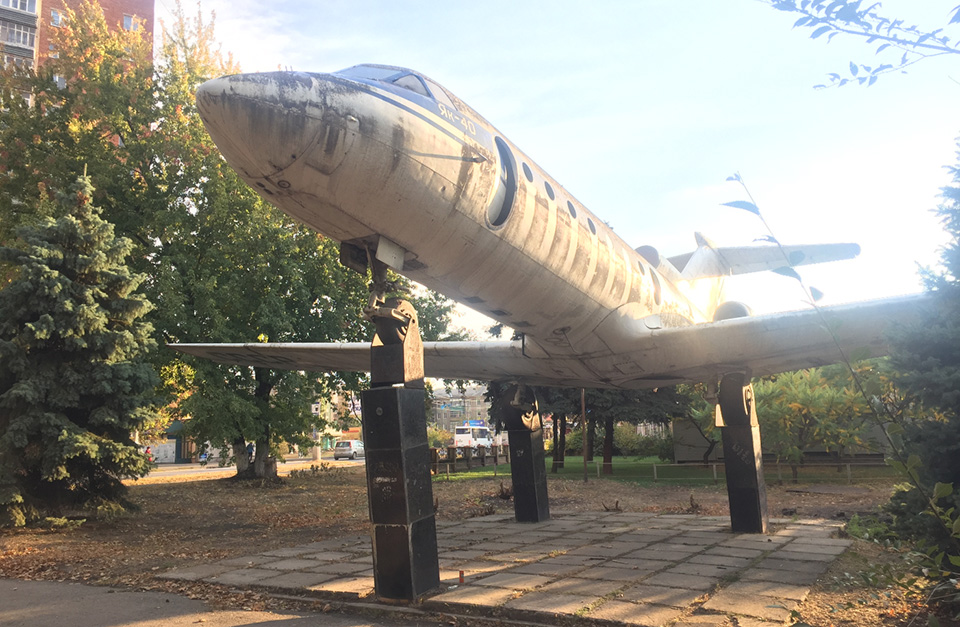 В Славянске настаивают на реставрации памятника - самолета Як-40