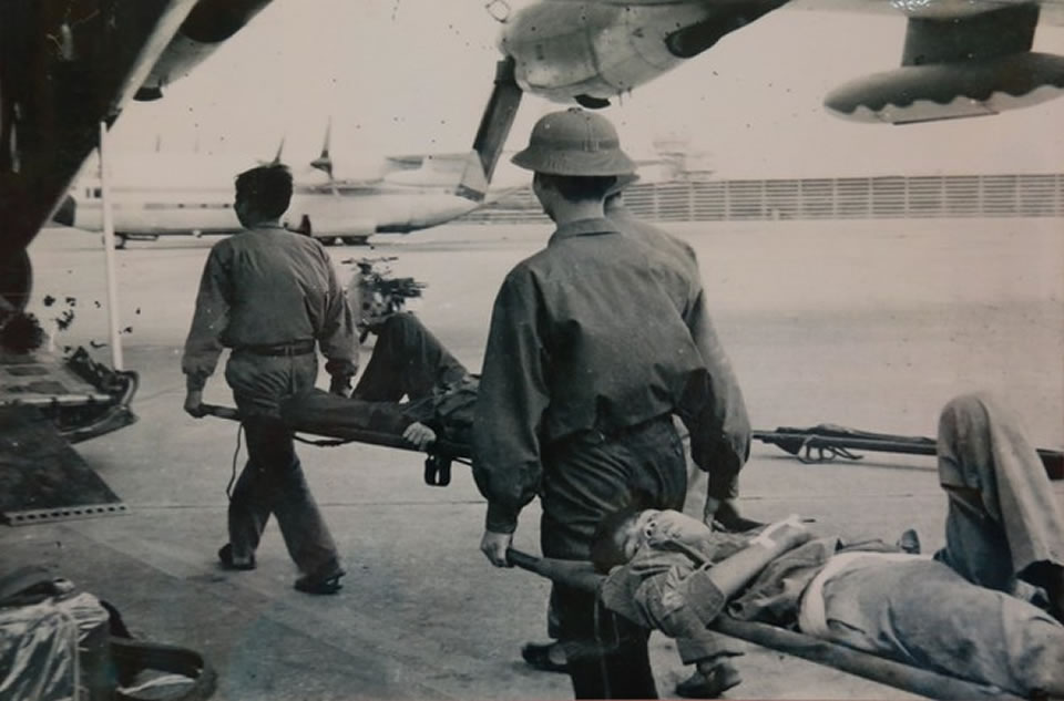 Транспортировка раненых солдат с поля боя в Камбодже во Вьетнам