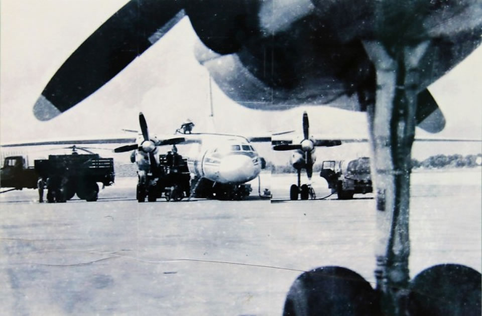 Технический осмотр самолета Ан-26 перед взлетом, 1988 г