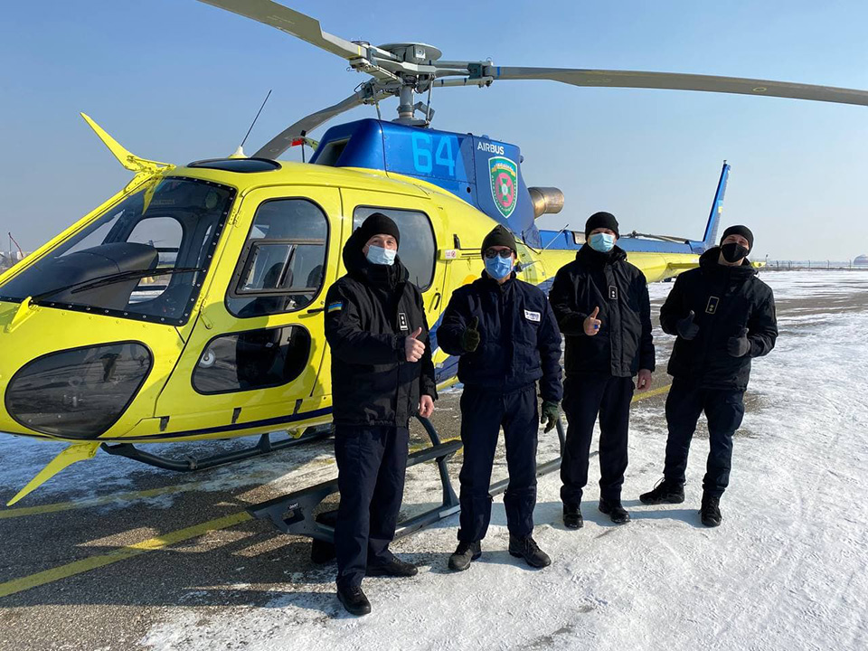 Пилоты-пограничники в условиях зимы совершенствуют навыки эксплуатации Airbus Н125 с французским инструктором
