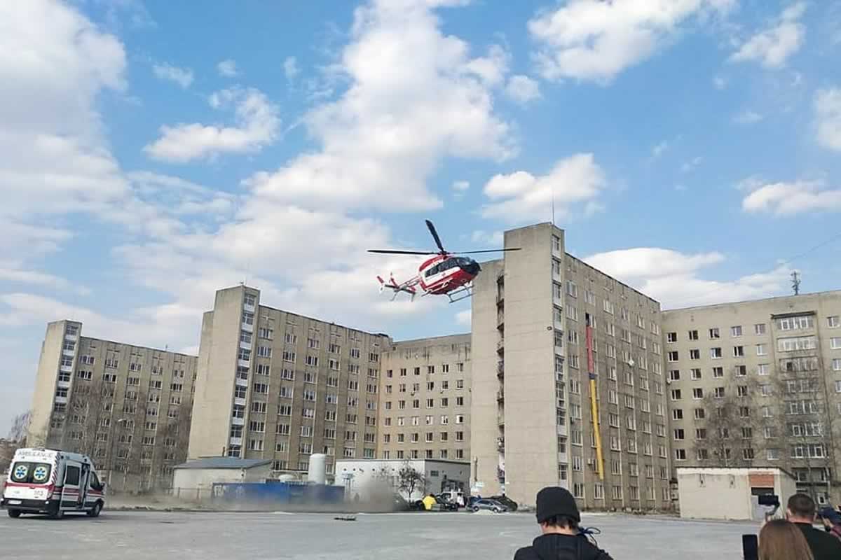 Вертолет ГСЧС доставил пациентку из самого отдаленного горного района Львовщины в больницу
